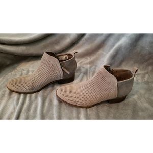 Used Sz. 8.5W TOMS Suede tan zip-up booties